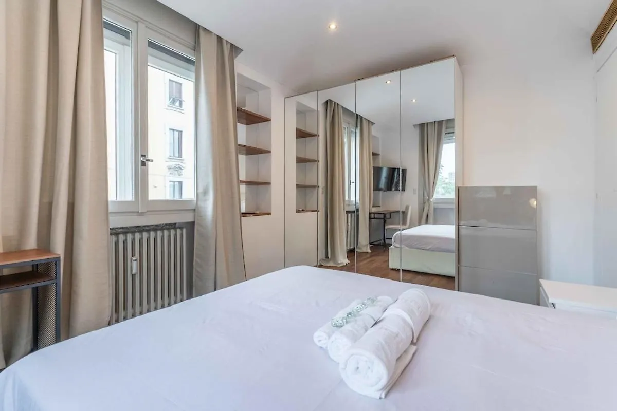 Red Line Design Studio Mediolan Apartament