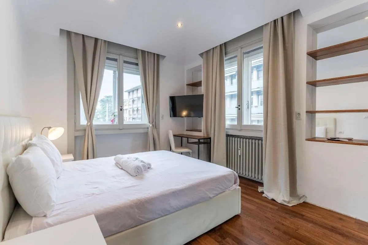 Apartament Red Line Design Studio Mediolan